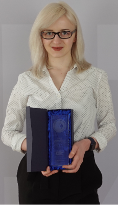 Absolwentka Extra z miesiąca kwietnia Julia Komorzycka ze statuetką