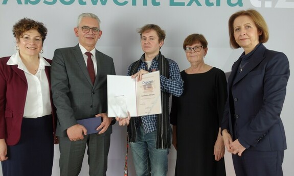 Od lewej: kierownik Biura Karier UZ - mgr inż. Monika Politańska, Rektor Uniwersytetu Zielonogórskiego - prof. dr. hab. Wojciech Strzyżewski, mgr Vadzim Antsipau, Dziekan Wydziału Humanistycznego - dr hab. Małgorzata Łuczyk, prof. UZ oraz Prorektor ds. studenckich - dr hab. Barbara Literska, prof. UZ; fot. M. Leśniak 